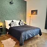 Cinematic Apartment With Pool Table & Cinema Room In The Heart Of Prague